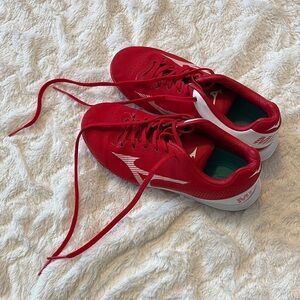 Mizuno Red baseball cleats